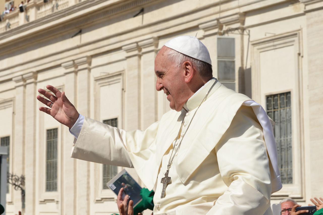 Papa Francisco celebra 10 anos de pontificado com os cardeais e um