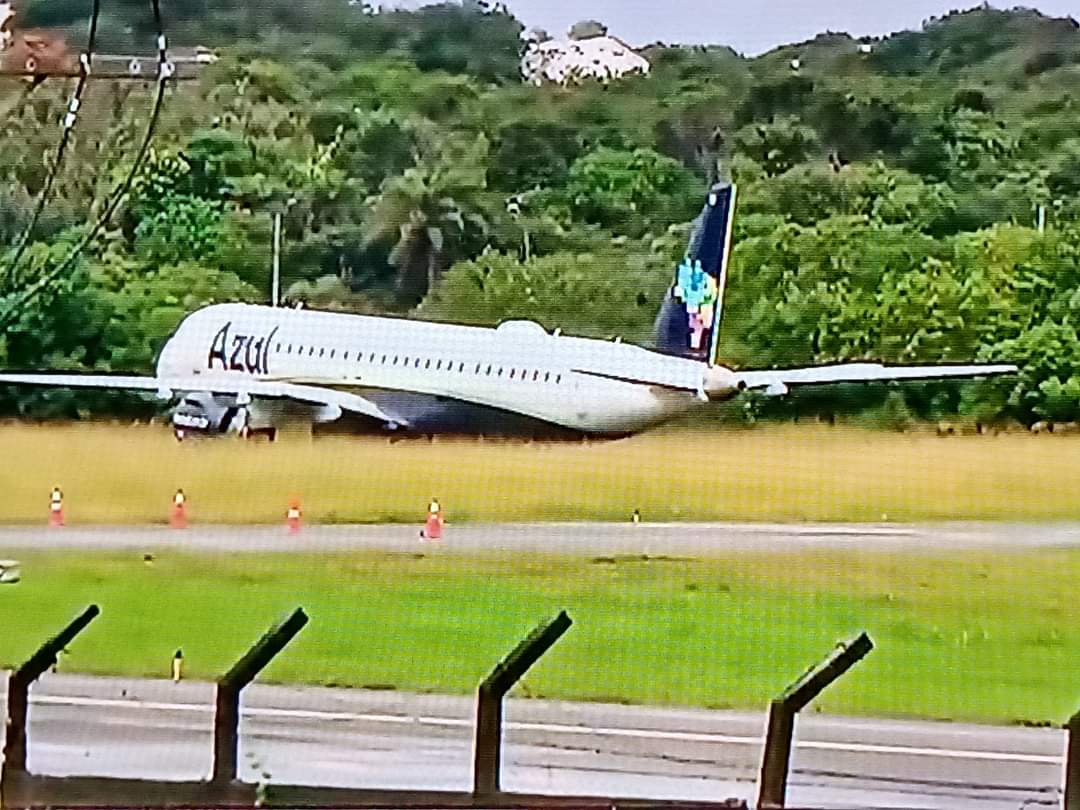 Avião é retirado de área de matagal 8 dias após incidente em pista de pouso  no Aeroporto de Salvador